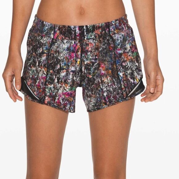 EUC Lululemon hotty hot 4” short vitalize multi black 4 lined - Picture 3 of 9